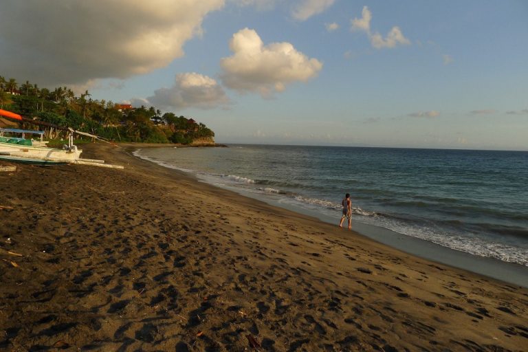 Indonesien - Schwarzer Strand an der Westküste Lomboks