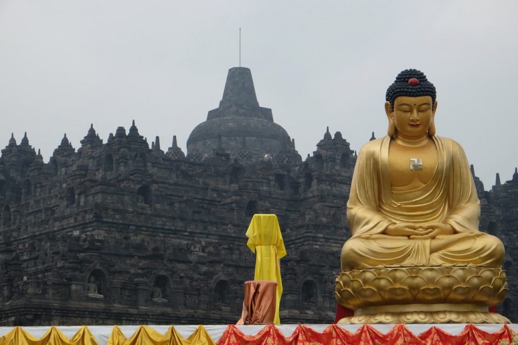 Indonesien goldene Buddhastatue