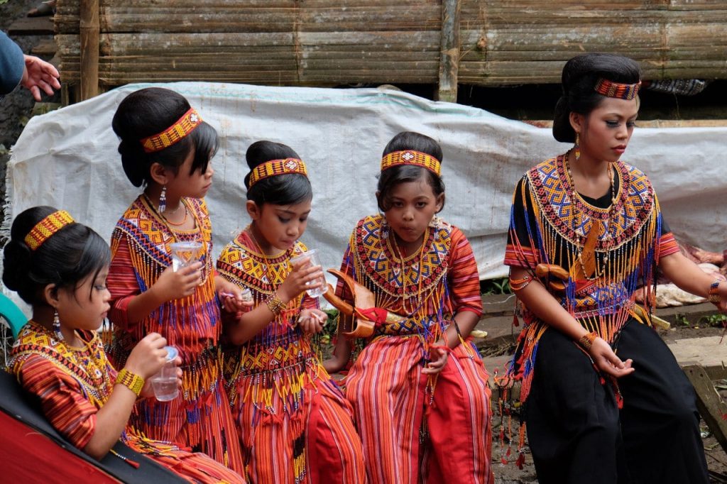 Indonesien - Mädchen in traditioneller Kleidung der Toraja