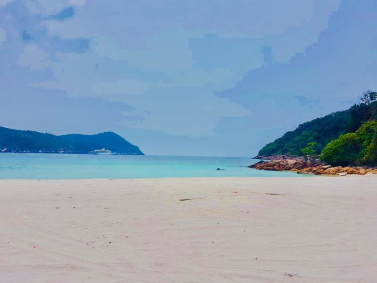 Strand mit türkisblauem Meer