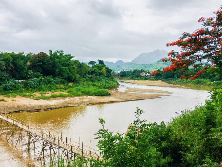 Laos Mekong mit Bergen