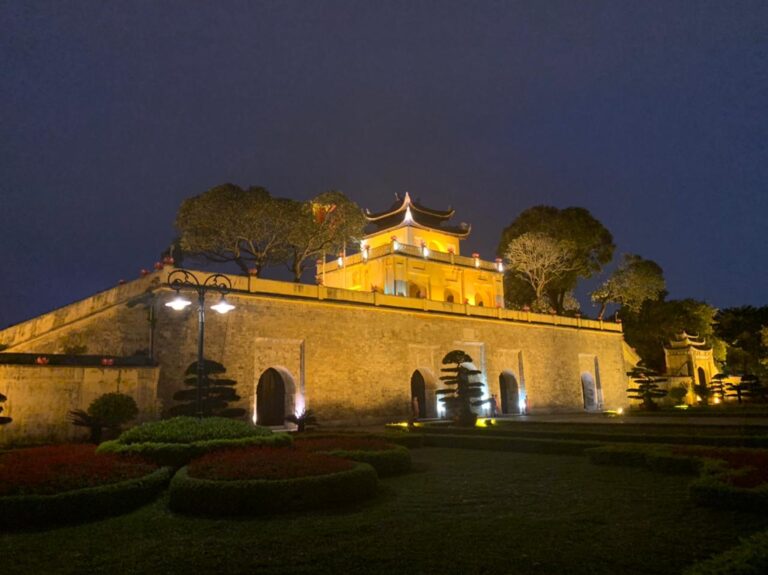 Thang Long Zitadelle bei Nacht