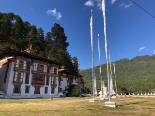 Bumthang Kurji Lhakhang mit Fahnen