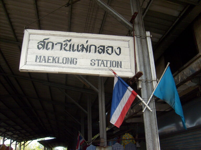 Maeklong Station Market Schild