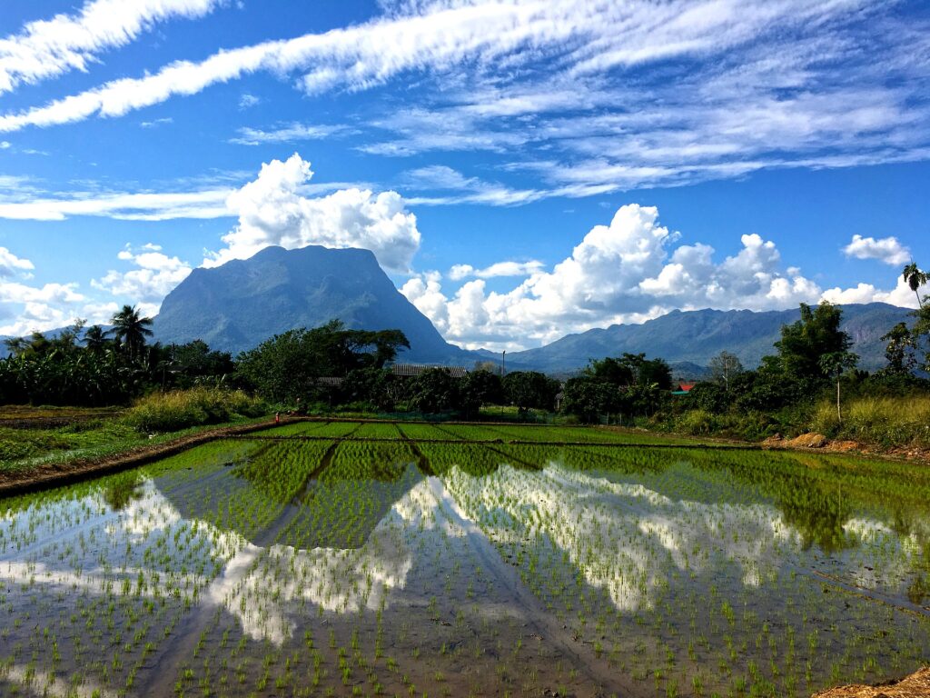 Thailand Landschaft mit ç See und Berg