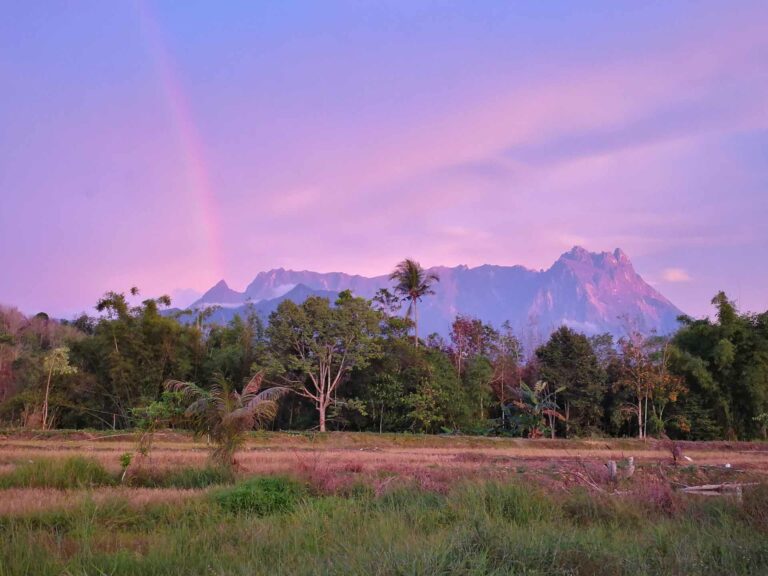 Mount Kinabalu mit Regenbogen