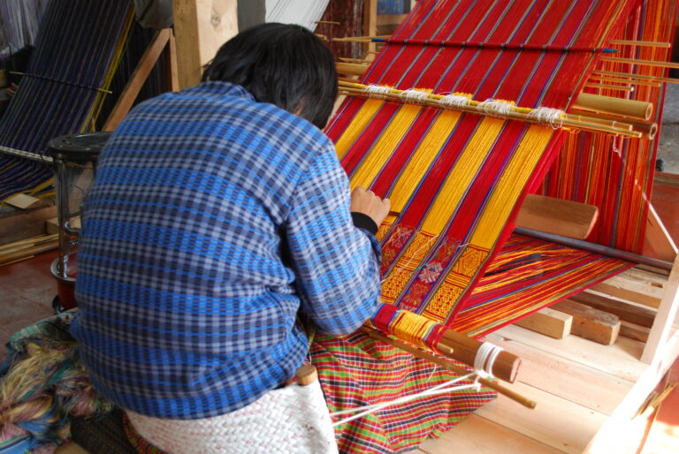 Kunsthandwerk in Bhutan Weberin