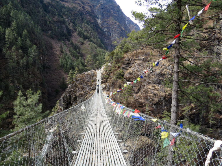 Hillary Bridge mit Wanderern