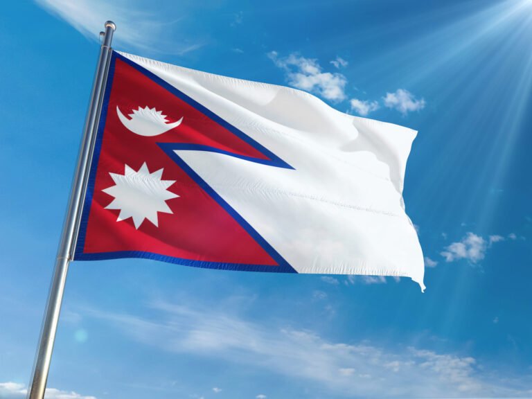 Nepal Flagge mit Wolken