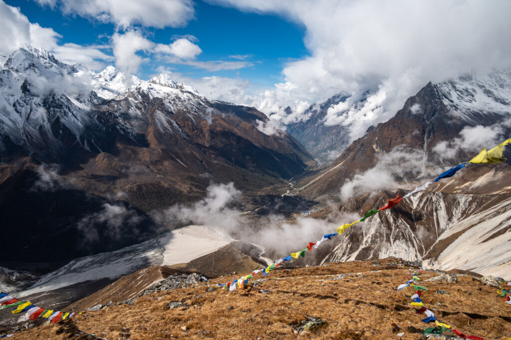 Langtang Panoramablick mit spiritueller Stätte