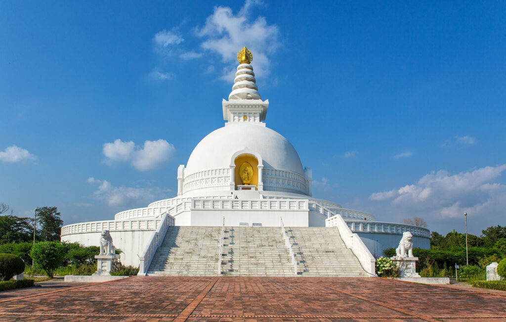 Lumbini World Peace Pagoda mit blauem Himmel