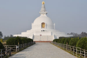 Lumbini World Peace Pagoda mit blauem Himmel