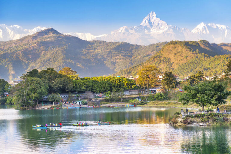 Pokhara See bei schönem Wetter