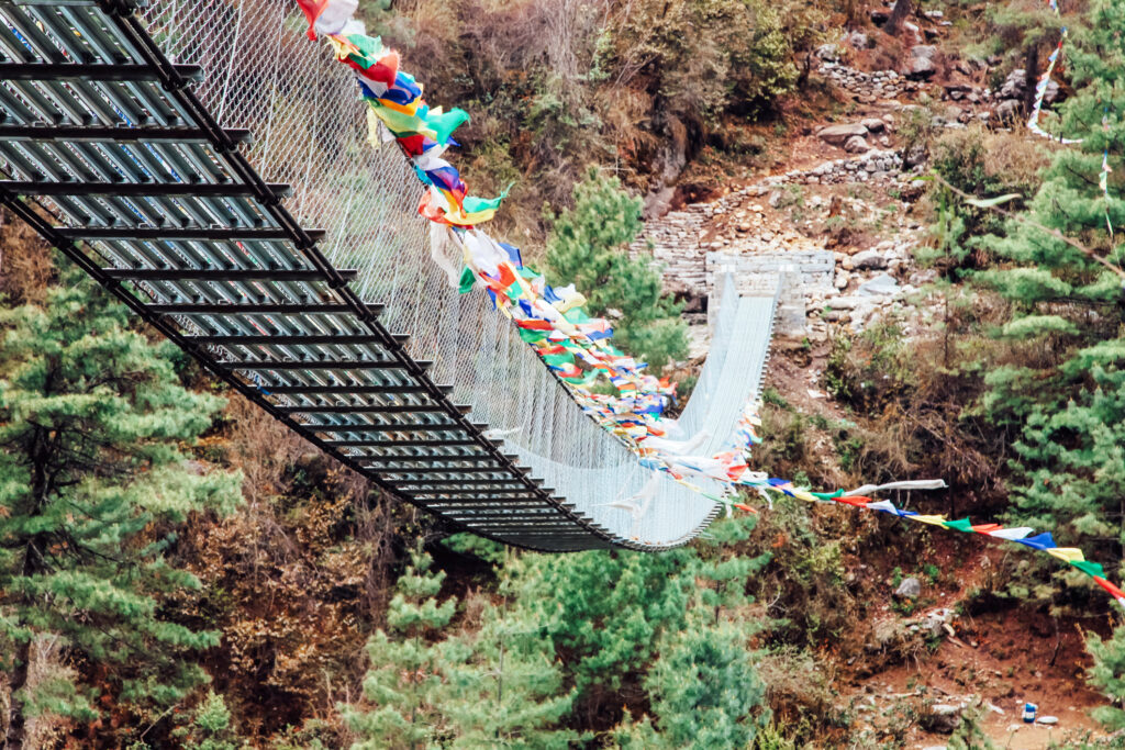 Valley Rim Trek Sundarijal Fluss mit bunten Flaggen