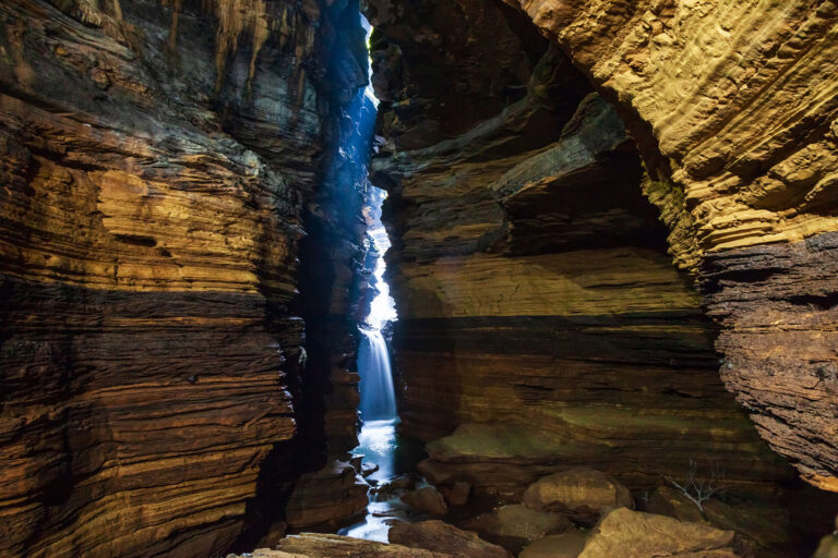 Pokhara Mahendra Höhle mit Wasserfall