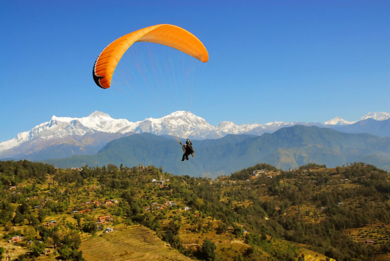 Pokhara Paragleider mit schneebedeckten Bergen