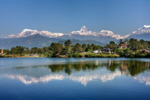 Pokhara Phewa See mit Spiegelung im Wasser