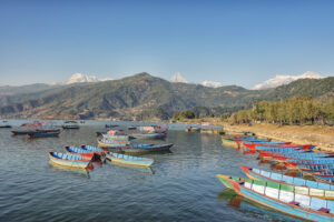 Pokhara Phewa See mit Spiegelung im Wasser